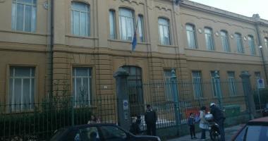 A destra unaula vuota e qui a lato la facciata delle scuole De Amicis    