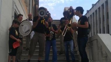 Bobo le canta al Comune