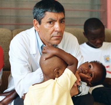Padre Hugo Rios gestisce lospedale per i bambini congolesi 