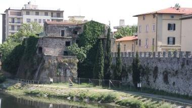 Di fianco il Bastione visto dal Bisenzio Sotto l’assessore Roberto Caverni