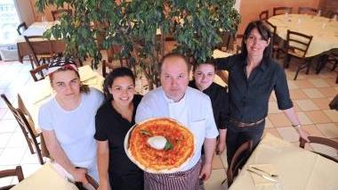 Lo staff de Le Anfore al centro Panichi la prima a destra Daniela Tommasi