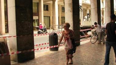 La parte dei portici delimitata con la fettuccia per motivi di sicurezza