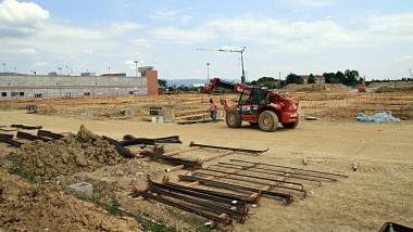 A fianco: iniziati i lavori per la costruzione di un edificio lungo la Camporcioni delle dimensioni simili a quello gi&agrave; esistente che ospita la catena Obi  