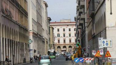 Due donne rapinano un negozio e picchiano la commessa con la cintola