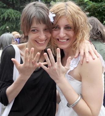 Le nozze simboliche di due lesbiche in una recente manifestazione a favore delle unioni omosessuali