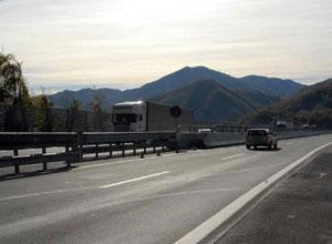 In moto contro il guardrail, muore sull'A15