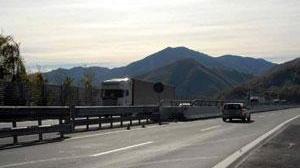In moto contro il guardrail, muore sull'A15
