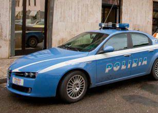 Una volante della polizia alla stazione    