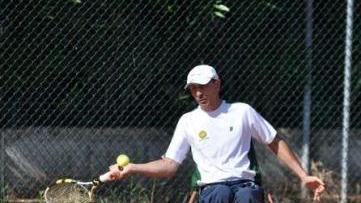 Un tennista sui campi della Buca del Gatto