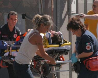 <b>SOCCORSI </b>Uno dei feriti trasportati in ospedale 