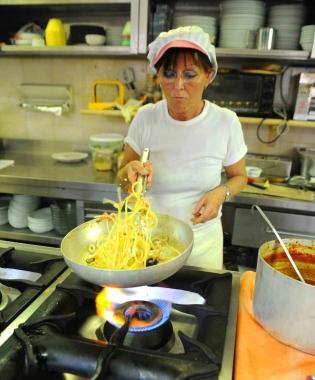 In cucina si prepara un bel primo di spaghetti 