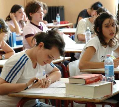 Studenti durante la prova scritta di italiano
