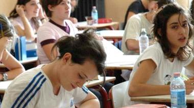 Studenti durante la prova scritta di italiano