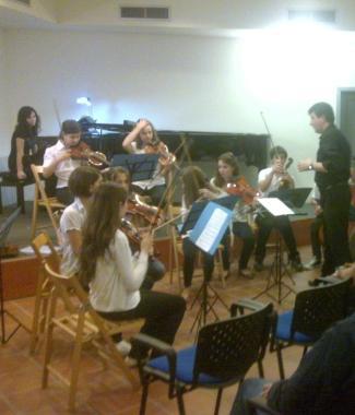 Un momento dei saggi di fine anno nellauditorium della scuola di musica a Castello  