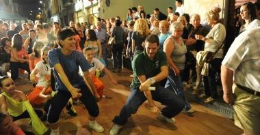 I ballerini della scuola di danza Italy Dance Village mentre si esibiscono in una via di Pontedera 