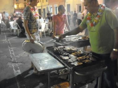 Due momenti della festa dei commercianti in stile hawaiano a Bientina 