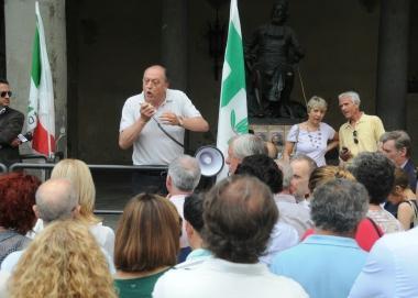 Qui e a fianco due immagini della manifestazione del Pd