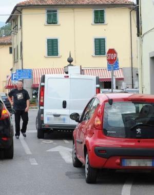 Due auto (a destra) parcheggiate sulla corsia di svolta a destra   