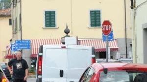 Due auto (a destra) parcheggiate sulla corsia di svolta a destra