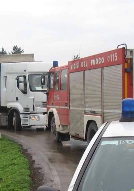 Pompieri recuperano un camion 
