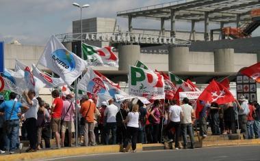 La manifestazione davanti a Peretola    