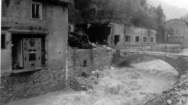 <b>MINACCIA.</b> Il fiume in piena nel centro del paese