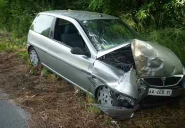 Due immagini dellauto andata fuori strada lungo la Vicarese tra Uliveto Terme e Lugnano  