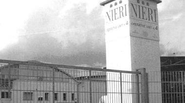 A lato Valeria del Pizzo (Fillea Cgil) Sopra la fabbrica della Nieri Legno a Quarrata