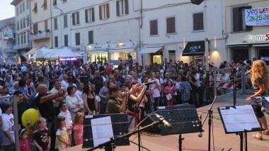 Alcuni momenti della Notte Bianca Sotto, foto di gruppo delle autorità dopo il taglio del nastro