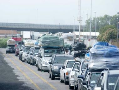 Le auto in coda da ore fuori dal terminal Sintermar