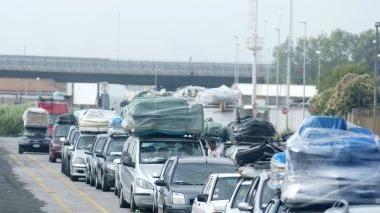 Le auto in coda da ore fuori dal terminal Sintermar