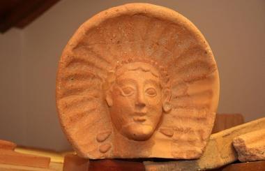 L’antefissa di un palazzo della città etrusca scoperta a Gonfienti