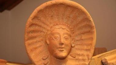 L’antefissa di un palazzo della città etrusca scoperta a Gonfienti