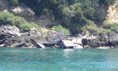 Limbarcazione incagliata sugli scogli al Viticcio e abbandonata come un rifiuto dai proprietari 