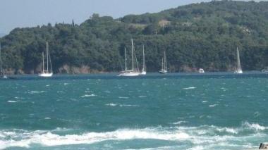 Barche a vela in cerca di un riparo nel Golfo di Portoferraio