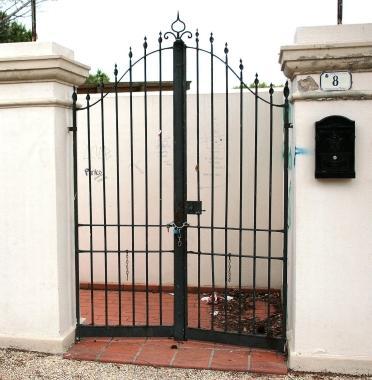 La facciata della villa sopra la spiaggia e il cancello chiuso