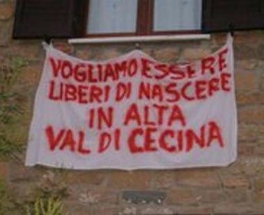 Uno striscione di protesta contro la chiusura del punto nascita a Volterra 