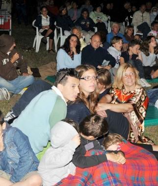 Spettatori seduti sul prato durante lincontro con lastronauta Umberto Guidoni               