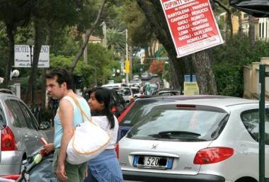 Auto in sosta e turisti nella zona degli hotel a Castiglioncello
