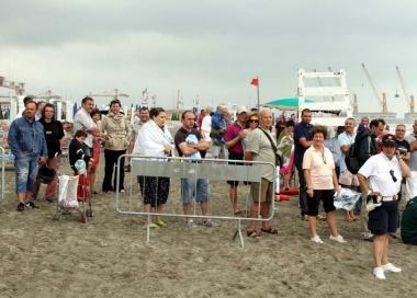 Tanta gente in spiaggia per le prove delle Frecce tricolori 