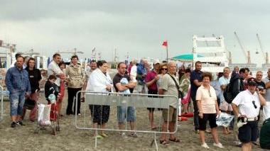Tanta gente in spiaggia per le prove delle Frecce tricolori