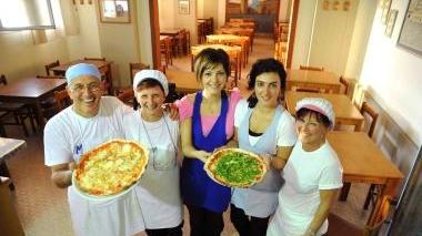 Lo staff dei Ferrovieri al centro il pizzaiolo Renzo Natali