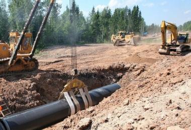 Lavori in corso per scavare il terreno dove passer&agrave; il gasdotto 