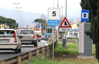 Lautovelox sulla tangenziale. A destra la telecamera in corso Gramsci un ambulante della Zucca Barucca multato e un ciclista in via Curtatone 