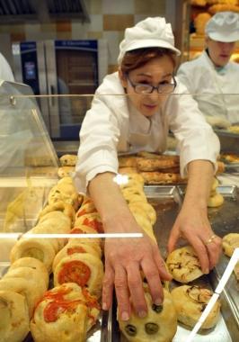 Donna al lavoro in panetteria (foto d’archivio)