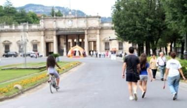 Un giardino fiorito in piazza del Tettuccio