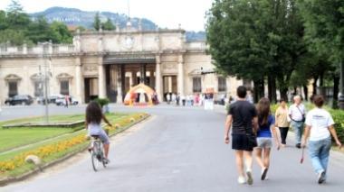 Un giardino fiorito in piazza del Tettuccio