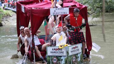 Vampiri, extraterrestri e polpi Sono le barche del Valdelsa River