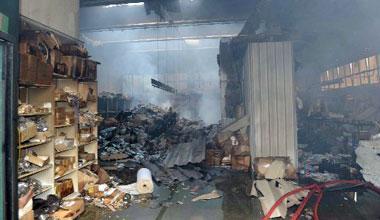 Incendio distrugge un calzaturificio nella zona industriale di Pontedera