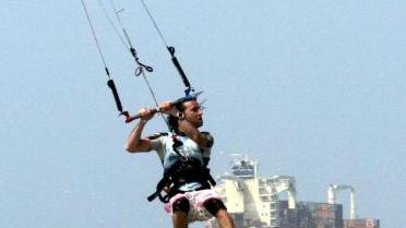 Mareggiata record una grande occasione per fare evoluzioni con il kitesurf E sullo sfondo le navi in rada